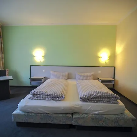 Hotel Zur Tanne 2*